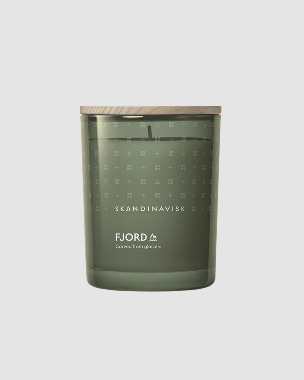 Skandinavisk candle with wooden lid on a light gray background