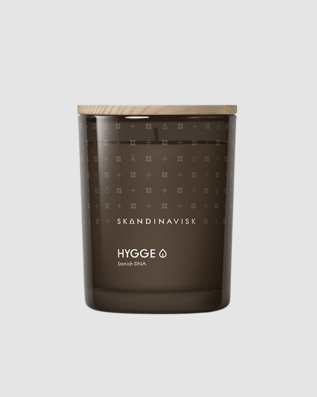 Skandinavisk candle with 'Hygge' text on a light gray background