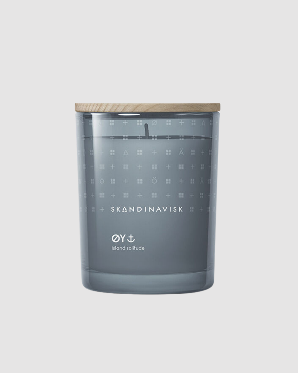 Skandinavisk candle with wooden lid on a light gray background