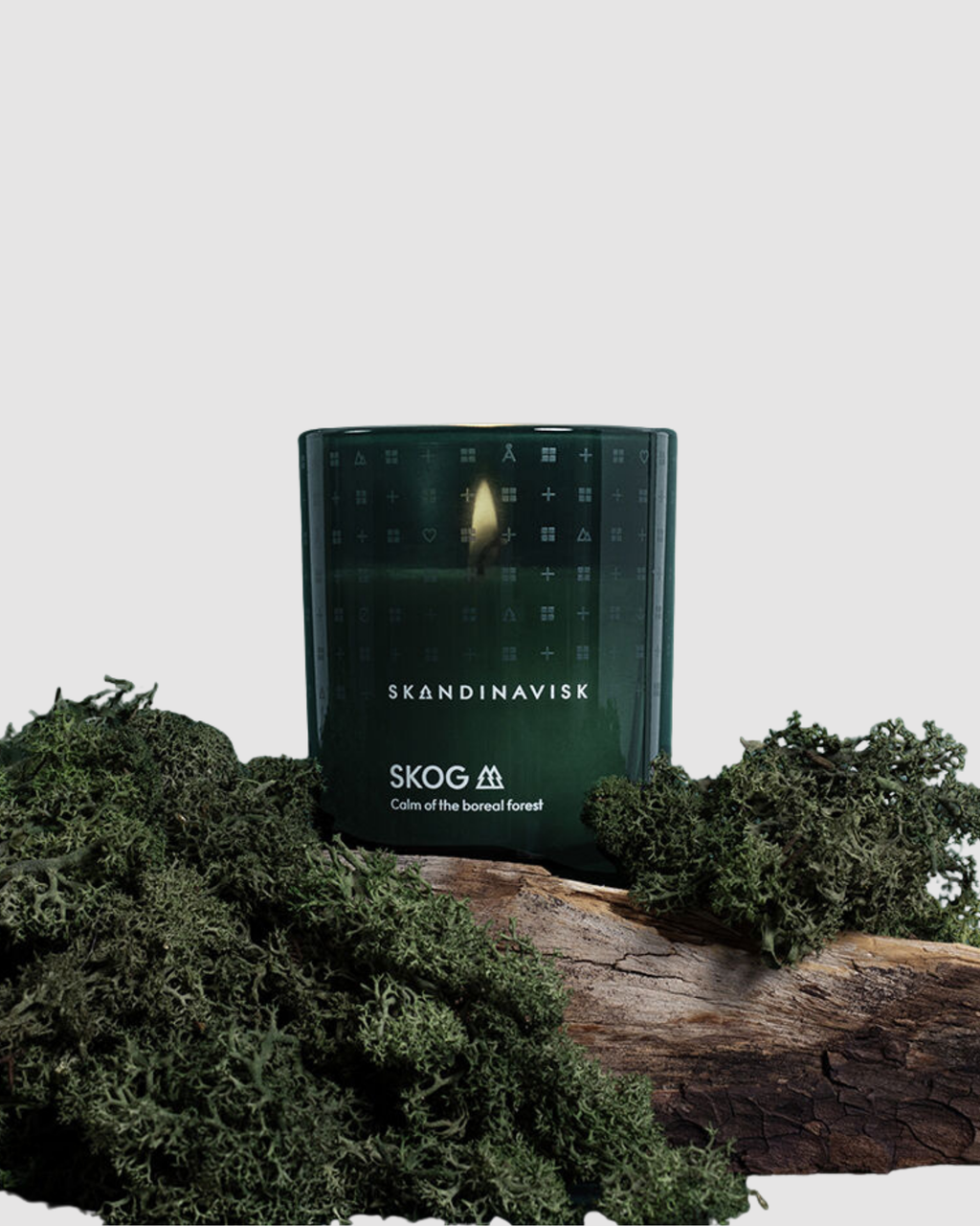 Skandinavisk candle on a log with greenery