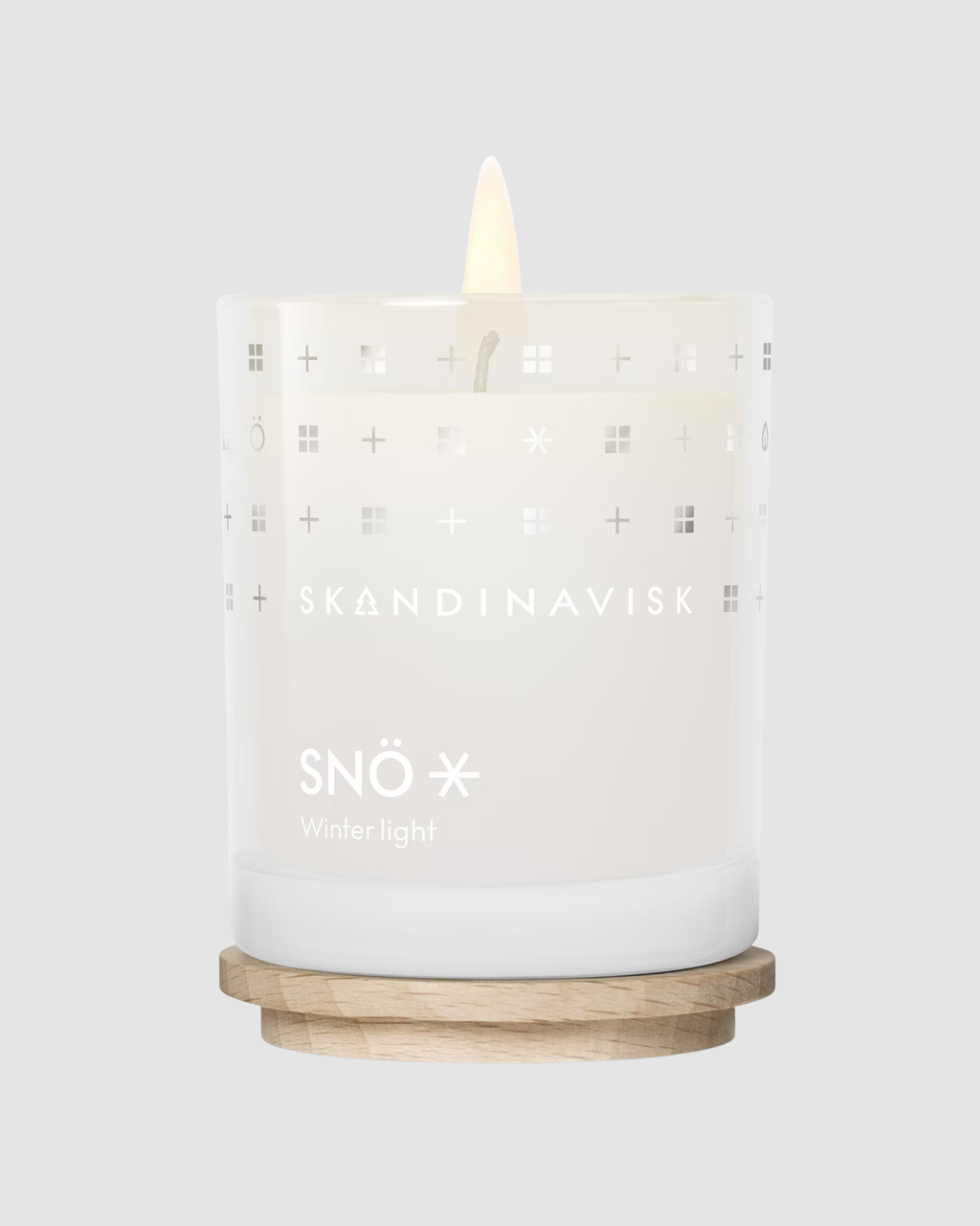 Skandinavisk candle with wooden base on a light gray background