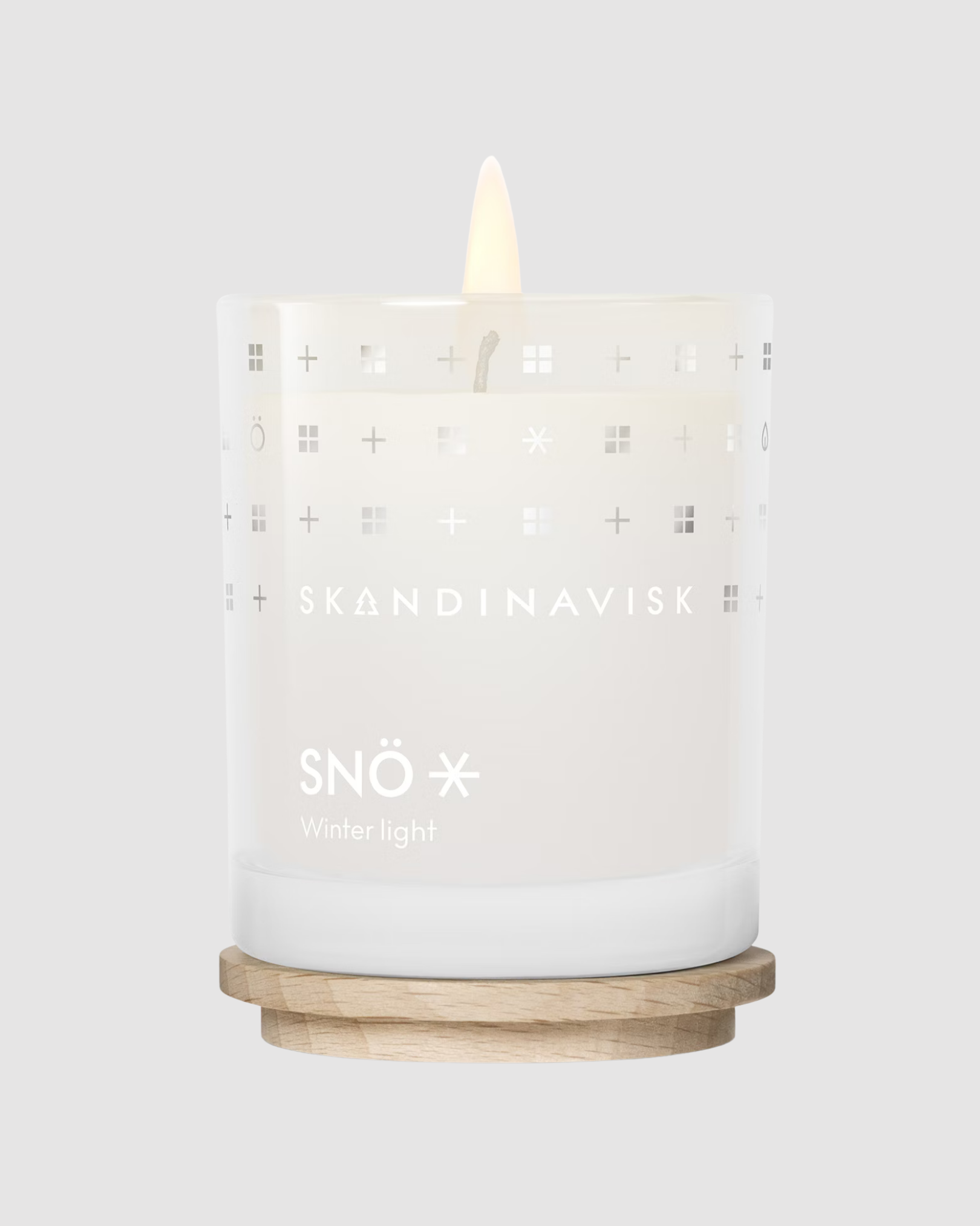 Skandinavisk candle with wooden base on a light gray background